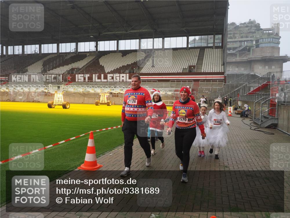 07.12.2025 - St. Pauli X-Mass-Run No. 15 Fabian Wolf http://msf.ph/oto/9381689 07.12.2025 10:09:06 Ziel 19, 786, 1461, 1465, 1570, 1575, 1576, 2126, 3300, 3484, 3891, 3907, 4066, 4067, 4068, 4113, 4666 meine-sportfotos.de