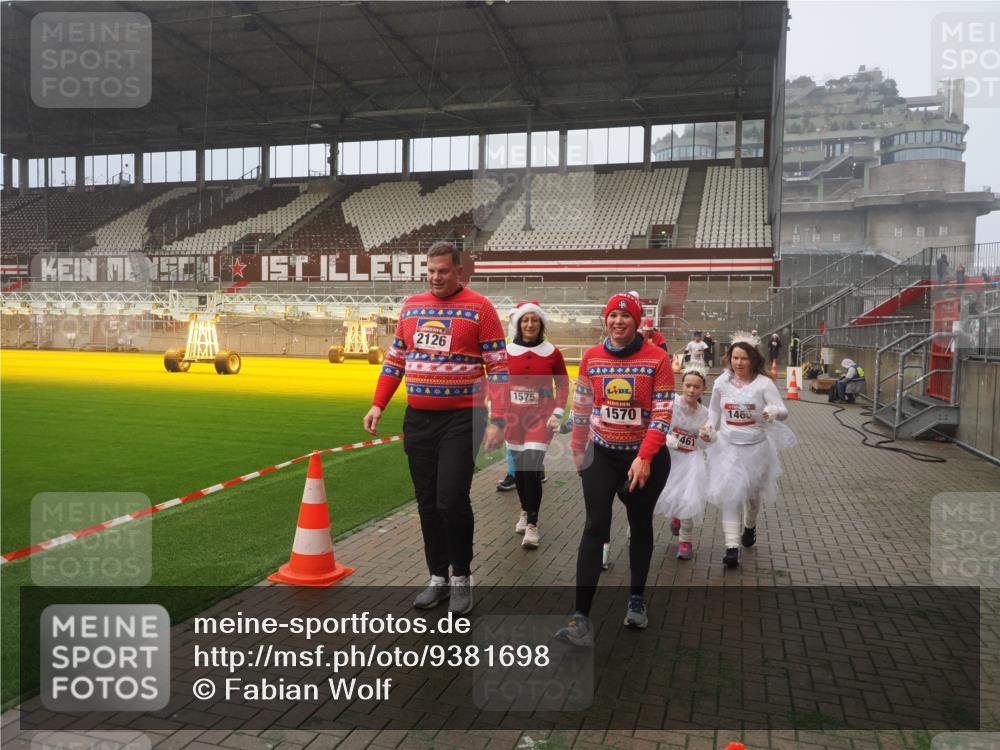 07.12.2025 - St. Pauli X-Mass-Run No. 15 Fabian Wolf http://msf.ph/oto/9381698 07.12.2025 10:09:06 Ziel 19, 786, 1461, 1465, 1570, 1575, 1576, 2126, 3300, 3484, 3891, 3907, 4066, 4067, 4068, 4113, 4666 meine-sportfotos.de