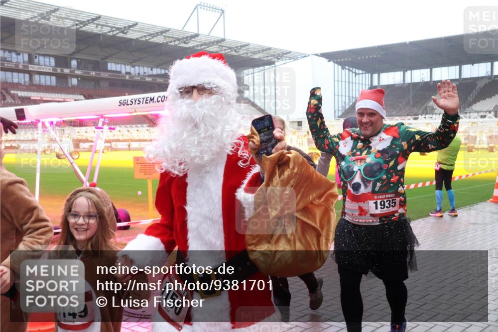 07.12.2025 - St. Pauli X-Mass-Run No. 15 Luisa Fischer http://msf.ph/oto/9381701 07.12.2025 10:11:37 Ziel 149, 1150, 0, 10, 11, 5, 1935, 57, 979, 983, 1148, 1149, 1150, 1426, 1768, 1929, 1935, 1969, 2530, 3354, 3815, 4499, 4525, 4659, 4661, 4662, 4885 meine-sportfotos.de