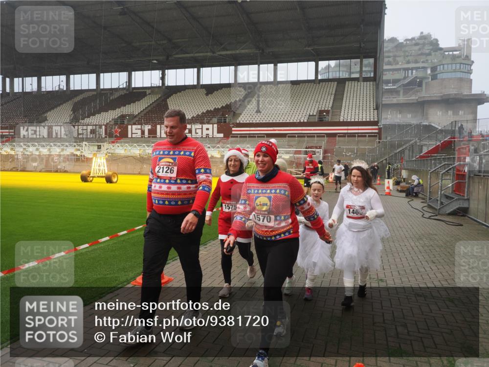 07.12.2025 - St. Pauli X-Mass-Run No. 15 Fabian Wolf http://msf.ph/oto/9381720 07.12.2025 10:09:06 Ziel 19, 786, 1461, 1465, 1570, 1575, 1576, 2126, 3300, 3484, 3891, 3907, 4066, 4067, 4068, 4113, 4666 meine-sportfotos.de