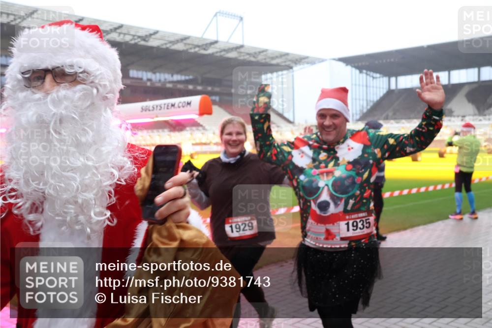 07.12.2025 - St. Pauli X-Mass-Run No. 15 Luisa Fischer http://msf.ph/oto/9381743 07.12.2025 10:11:37 Ziel 1929, 1935, 57, 979, 983, 1148, 1149, 1150, 1426, 1768, 1929, 1935, 1969, 2530, 3354, 3815, 4499, 4525, 4659, 4661, 4662, 4885 meine-sportfotos.de