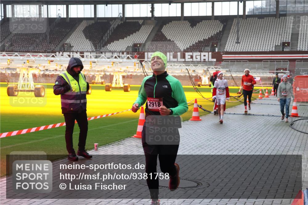07.12.2025 - St. Pauli X-Mass-Run No. 15 Luisa Fischer http://msf.ph/oto/9381758 07.12.2025 11:18:57 Ziel 6709, 2918, 3221, 2045, 1325, 1348, 2045, 2918, 3138, 3158, 3201, 3221, 3304, 3327, 3634, 3636 meine-sportfotos.de