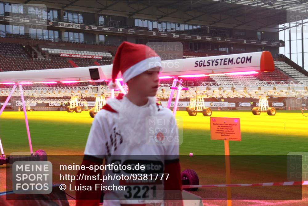 07.12.2025 - St. Pauli X-Mass-Run No. 15 Luisa Fischer http://msf.ph/oto/9381777 07.12.2025 11:19:11 Ziel 3221, 1109, 1322, 2045, 2064, 2067, 2918, 3138, 3158, 3304, 3634, 3636 meine-sportfotos.de