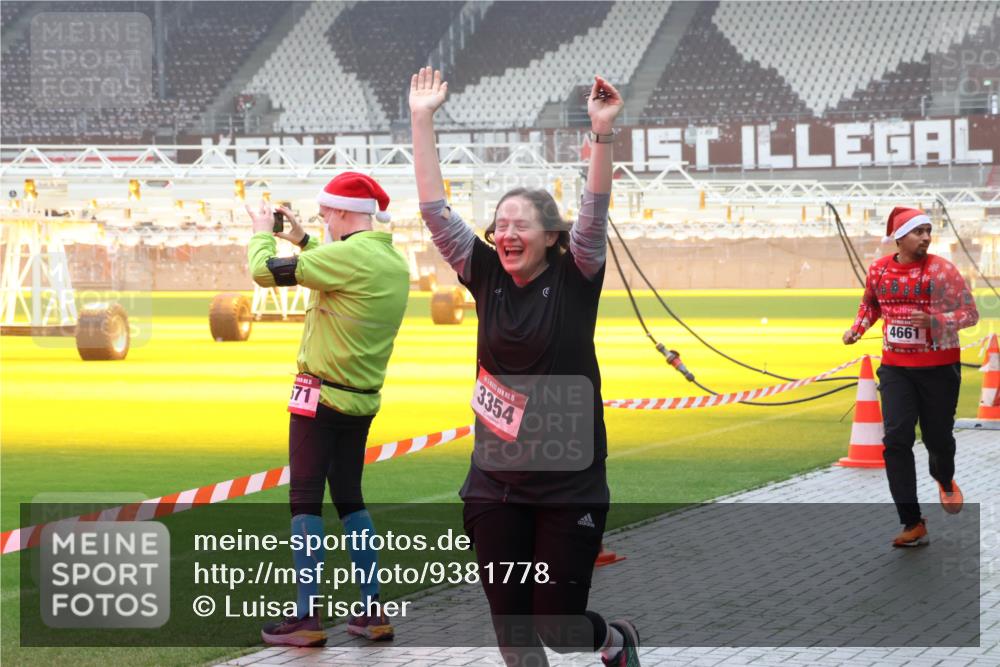 07.12.2025 - St. Pauli X-Mass-Run No. 15 Luisa Fischer http://msf.ph/oto/9381778 07.12.2025 10:11:49 Ziel 71, 3354, 4661, 57, 670, 979, 983, 1148, 1149, 1150, 1929, 1935, 1969, 2530, 2909, 3085, 3354, 3815, 3909, 4499, 4525, 4659, 4661, 4662 meine-sportfotos.de
