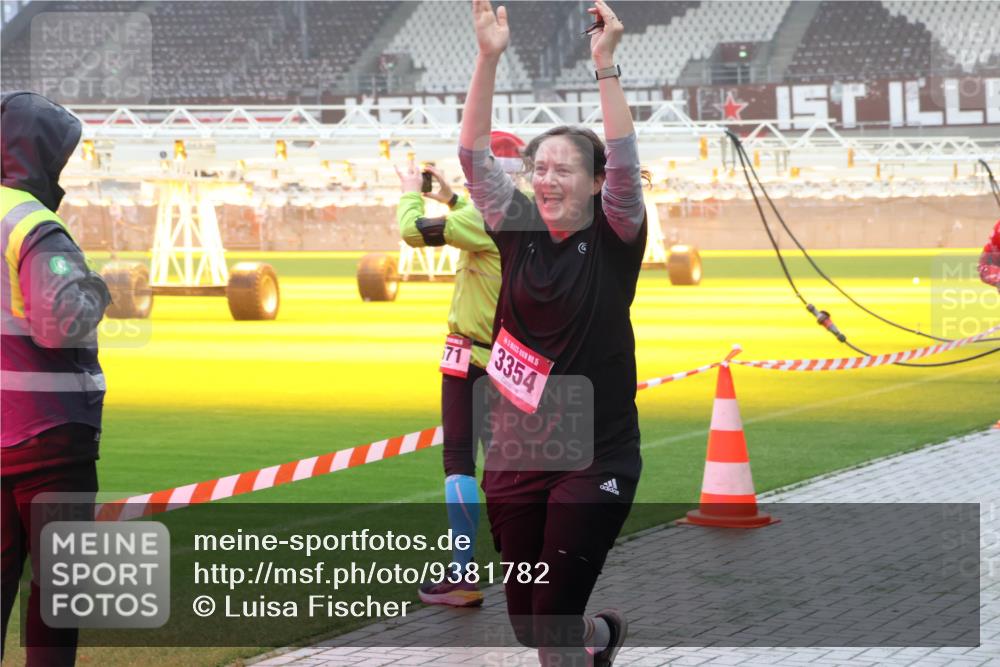 07.12.2025 - St. Pauli X-Mass-Run No. 15 Luisa Fischer http://msf.ph/oto/9381782 07.12.2025 10:11:50 Ziel 71, 3354, 57, 670, 983, 1148, 1149, 1150, 1929, 1935, 1969, 2909, 3085, 3354, 3815, 3909, 4499, 4525, 4659, 4661, 4662 meine-sportfotos.de
