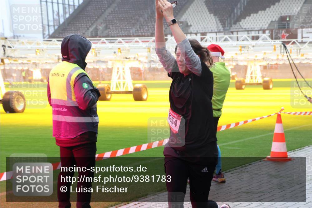 07.12.2025 - St. Pauli X-Mass-Run No. 15 Luisa Fischer http://msf.ph/oto/9381783 07.12.2025 10:11:50 Ziel 3354, 57, 670, 983, 1148, 1149, 1150, 1929, 1935, 1969, 2909, 3085, 3354, 3815, 3909, 4499, 4525, 4659, 4661, 4662 meine-sportfotos.de