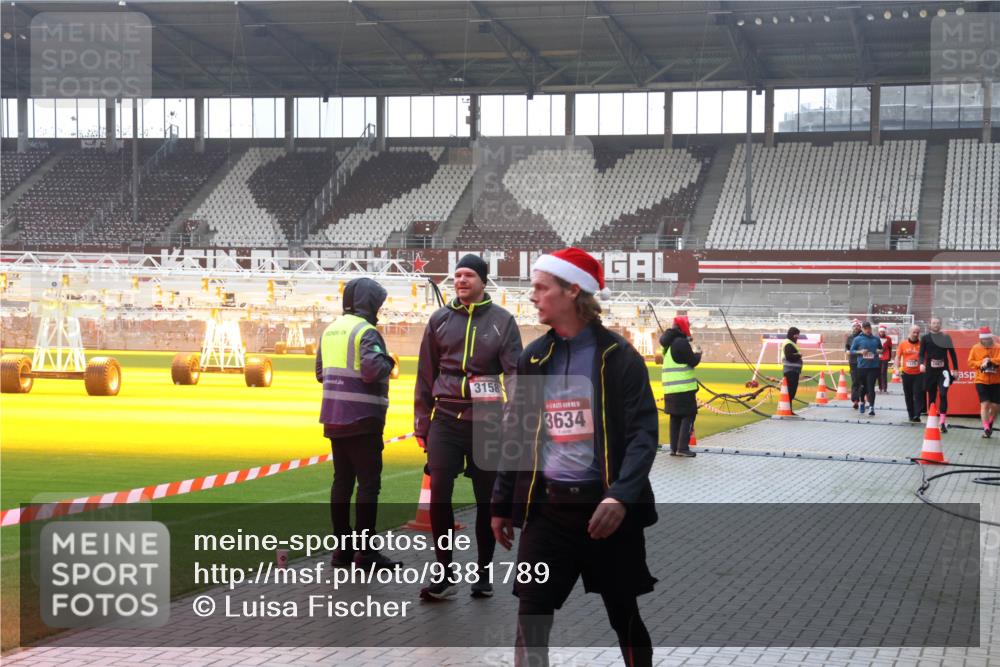 07.12.2025 - St. Pauli X-Mass-Run No. 15 Luisa Fischer http://msf.ph/oto/9381789 07.12.2025 11:19:26 Ziel 3158, 3634, 2067, 295, 302, 1109, 1322, 1617, 2064, 2067, 2597, 2788, 2918, 3138, 3158, 3205 meine-sportfotos.de