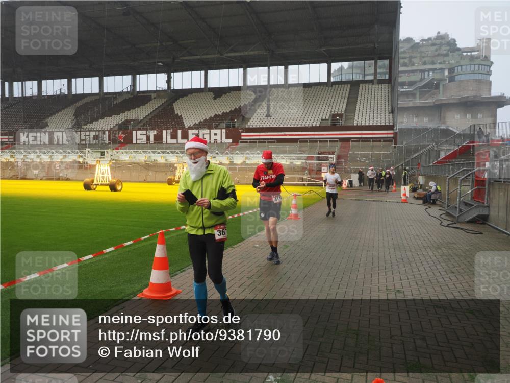 07.12.2025 - St. Pauli X-Mass-Run No. 15 Fabian Wolf http://msf.ph/oto/9381790 07.12.2025 10:09:10 Ziel 19, 1461, 1465, 1570, 1575, 1576, 2126, 3300, 3891, 4066, 4067, 4068, 4113, 4666 meine-sportfotos.de