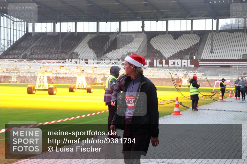 07.12.2025 - St. Pauli X-Mass-Run No. 15 Luisa Fischer http://msf.ph/oto/9381794 07.12.2025 11:19:26 Ziel 3634, 295, 302, 1109, 1322, 1617, 2064, 2067, 2597, 2788, 2918, 3138, 3158, 3205 meine-sportfotos.de