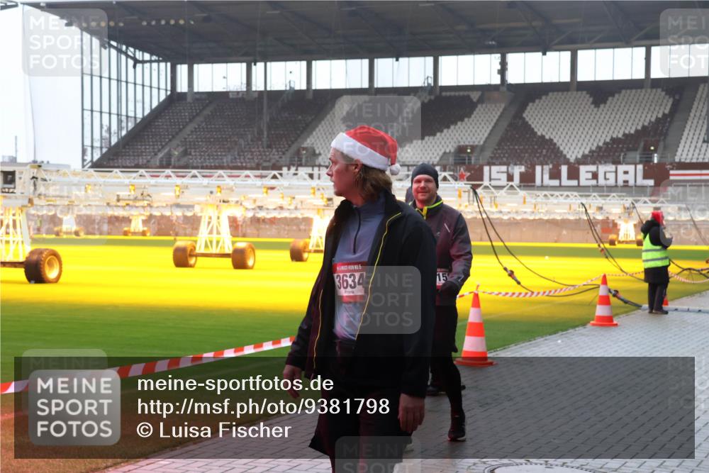 07.12.2025 - St. Pauli X-Mass-Run No. 15 Luisa Fischer http://msf.ph/oto/9381798 07.12.2025 11:19:27 Ziel 5, 3634, 15, 1, 295, 302, 1109, 1322, 1617, 2064, 2067, 2597, 2788, 2918, 3138, 3158, 3205 meine-sportfotos.de