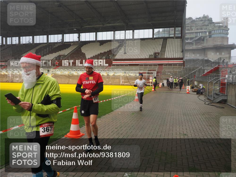 07.12.2025 - St. Pauli X-Mass-Run No. 15 Fabian Wolf http://msf.ph/oto/9381809 07.12.2025 10:09:12 Ziel 881, 896, 960, 1461, 1465, 1570, 1575, 1576, 2126, 3300, 3891, 4066, 4067, 4068, 4113, 4666 meine-sportfotos.de