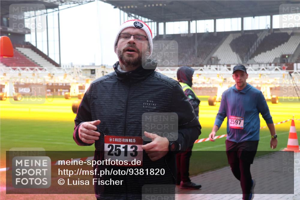 07.12.2025 - St. Pauli X-Mass-Run No. 15 Luisa Fischer http://msf.ph/oto/9381820 07.12.2025 11:19:41 Ziel 15, 2513, 2597, 295, 302, 367, 373, 797, 1109, 1322, 1563, 1617, 2062, 2064, 2067, 2597, 2788, 3205 meine-sportfotos.de