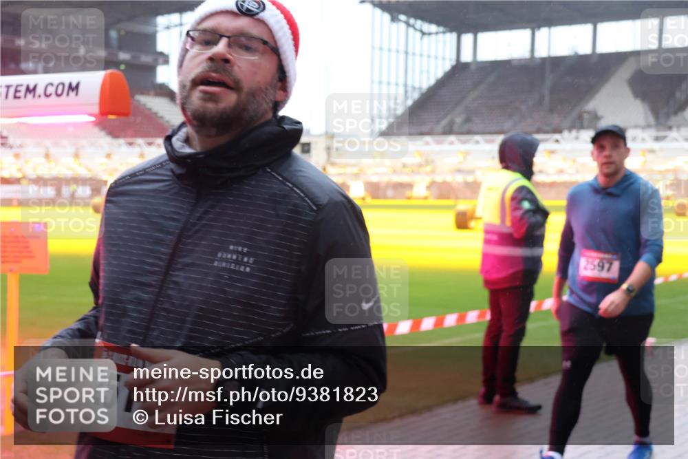 07.12.2025 - St. Pauli X-Mass-Run No. 15 Luisa Fischer http://msf.ph/oto/9381823 07.12.2025 11:19:41 Ziel 251, 44444, 2597, 295, 302, 367, 373, 797, 1109, 1322, 1563, 1617, 2062, 2064, 2067, 2597, 2788, 3205 meine-sportfotos.de