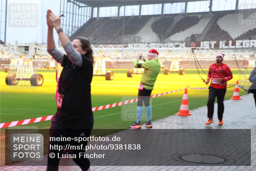 07.12.2025 - St. Pauli X-Mass-Run No. 15 Luisa Fischer http://msf.ph/oto/9381838 07.12.2025 10:11:51 Ziel 670, 1148, 1149, 1150, 1929, 1935, 1969, 2909, 3085, 3354, 3815, 3909, 4499, 4525, 4659, 4661, 4662 meine-sportfotos.de