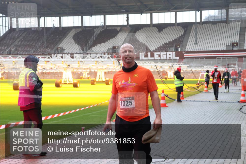 07.12.2025 - St. Pauli X-Mass-Run No. 15 Luisa Fischer http://msf.ph/oto/9381853 07.12.2025 11:19:48 Ziel 15, 1325, 295, 302, 367, 373, 797, 1336, 1343, 1563, 1617, 2062, 2064, 2067, 2597, 2788, 3205 meine-sportfotos.de