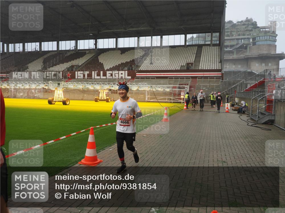 07.12.2025 - St. Pauli X-Mass-Run No. 15 Fabian Wolf http://msf.ph/oto/9381854 07.12.2025 10:09:13 Ziel 881, 896, 960, 1461, 1465, 1570, 1575, 1576, 2126, 4066, 4067, 4068, 4113, 4666 meine-sportfotos.de