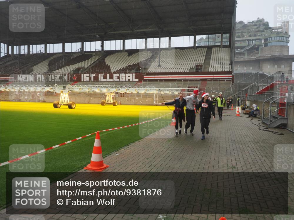 07.12.2025 - St. Pauli X-Mass-Run No. 15 Fabian Wolf http://msf.ph/oto/9381876 07.12.2025 10:09:18 Ziel 881, 896, 899, 960, 3493, 3756, 4113, 4666 meine-sportfotos.de