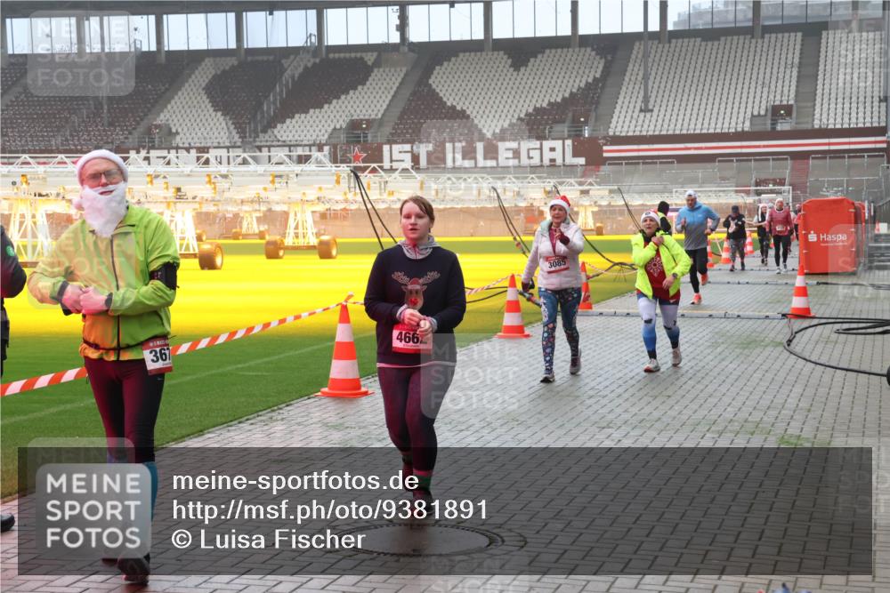 07.12.2025 - St. Pauli X-Mass-Run No. 15 Luisa Fischer http://msf.ph/oto/9381891 07.12.2025 10:11:59 Ziel 367, 466, 3085, 670, 1969, 2906, 2909, 3085, 3354, 3761, 3767, 3815, 3909, 3935, 4499, 4525, 4659, 4661, 4662 meine-sportfotos.de