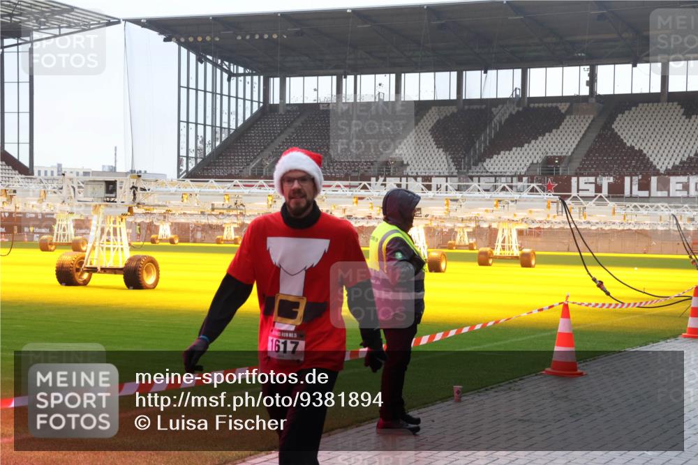 07.12.2025 - St. Pauli X-Mass-Run No. 15 Luisa Fischer http://msf.ph/oto/9381894 07.12.2025 11:20:04 Ziel 1617, 295, 302, 367, 373, 797, 1336, 1343, 1563, 2062, 2217, 2581, 2597, 2771, 2788, 3075, 3160, 3205, 3822, 3823 meine-sportfotos.de
