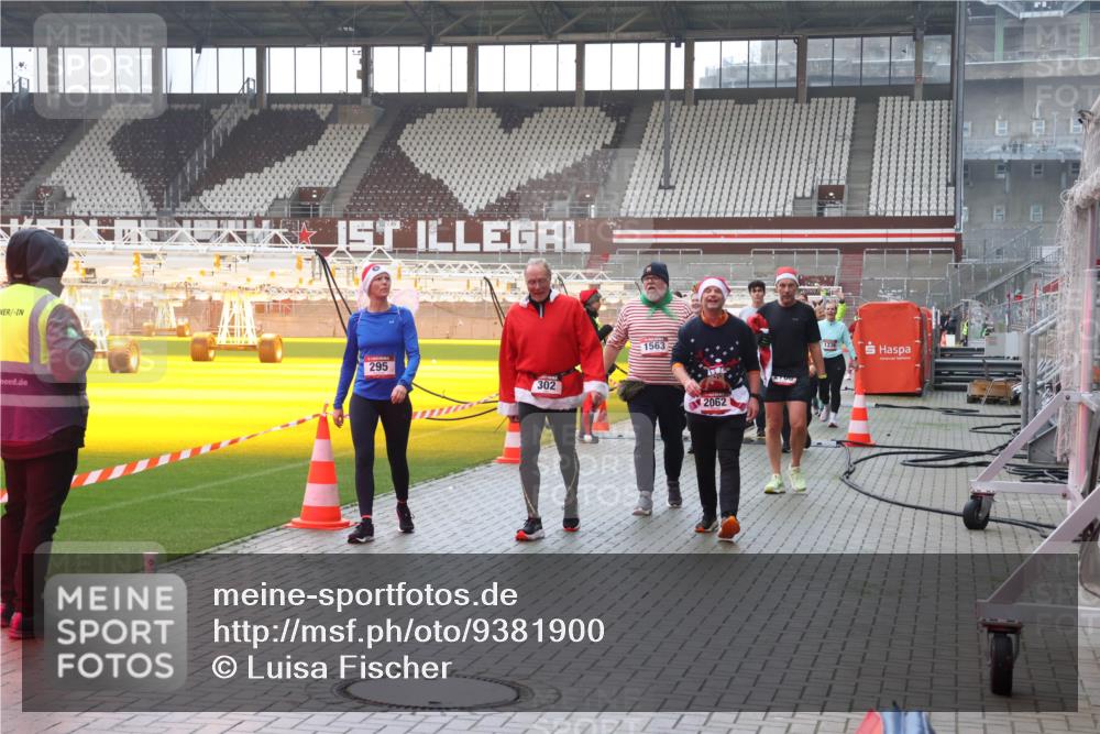 07.12.2025 - St. Pauli X-Mass-Run No. 15 Luisa Fischer http://msf.ph/oto/9381900 07.12.2025 11:20:20 Ziel 295, 302, 1563, 2062, 2700, 133, 367, 373, 797, 1336, 1343, 1563, 2217, 2577, 2578, 2581, 2771, 3075, 3160, 3170, 3324, 3822, 3823 meine-sportfotos.de