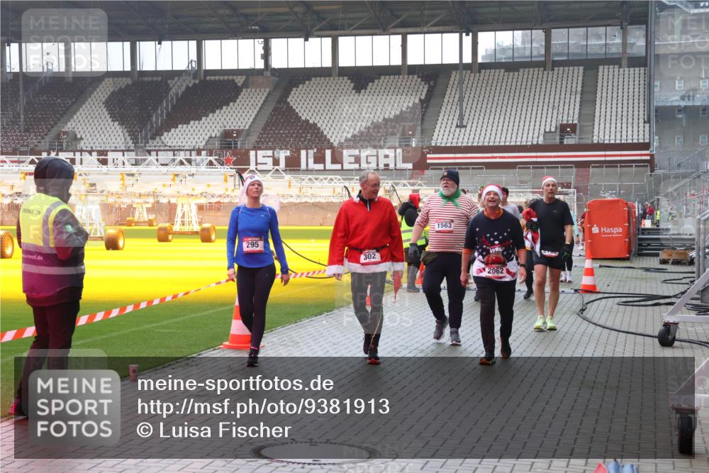 07.12.2025 - St. Pauli X-Mass-Run No. 15 Luisa Fischer http://msf.ph/oto/9381913 07.12.2025 11:20:20 Ziel 295, 302, 1563, 2062, 367, 373, 797, 1336, 1343, 1563, 2217, 2577, 2578, 2581, 2771, 3075, 3160, 3170, 3324, 3822, 3823 meine-sportfotos.de