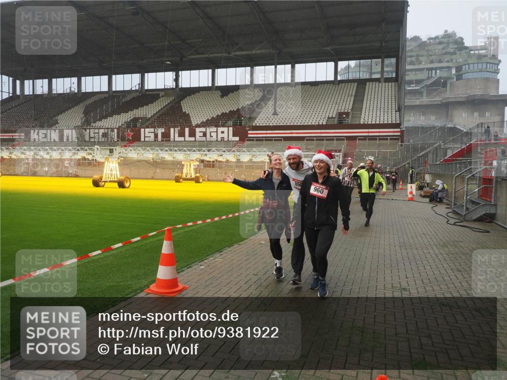07.12.2025 - St. Pauli X-Mass-Run No. 15 Fabian Wolf http://msf.ph/oto/9381922 07.12.2025 10:09:20 Ziel 881, 896, 899, 960, 1718, 3493, 3756, 4113, 4666 meine-sportfotos.de