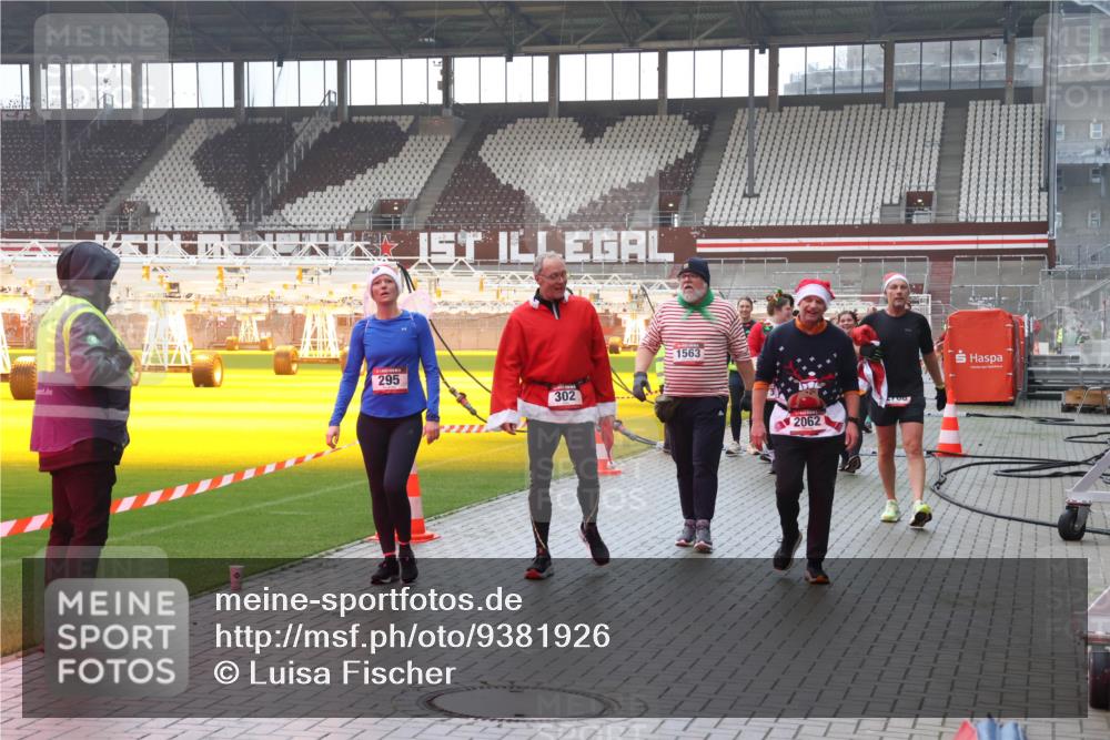07.12.2025 - St. Pauli X-Mass-Run No. 15 Luisa Fischer http://msf.ph/oto/9381926 07.12.2025 11:20:21 Ziel 295, 302, 1563, 2062, 700, 367, 373, 797, 1336, 1343, 1563, 2217, 2577, 2578, 2581, 2771, 3075, 3160, 3170, 3324, 3822, 3823 meine-sportfotos.de