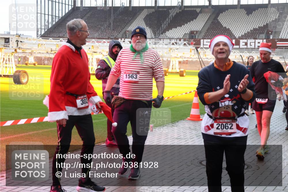 07.12.2025 - St. Pauli X-Mass-Run No. 15 Luisa Fischer http://msf.ph/oto/9381928 07.12.2025 11:20:27 Ziel 302, 1563, 5, 2062, 10, 2768, 367, 373, 1336, 1343, 2217, 2577, 2578, 2581, 2771, 3075, 3157, 3160, 3170, 3324, 3822, 3823, 4637 meine-sportfotos.de