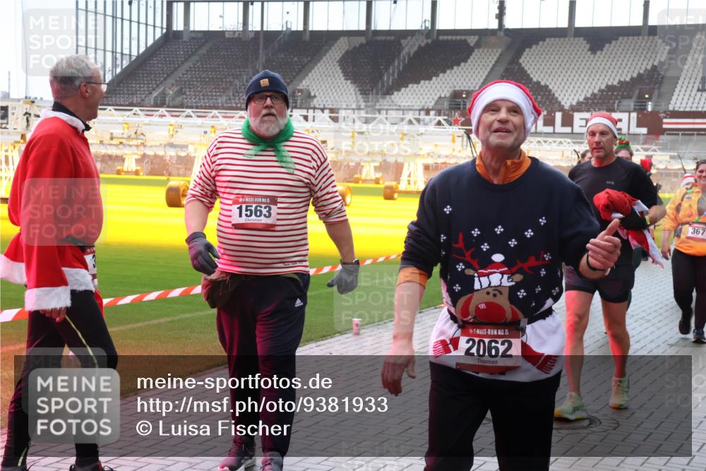 07.12.2025 - St. Pauli X-Mass-Run No. 15 Luisa Fischer http://msf.ph/oto/9381933 07.12.2025 11:20:27 Ziel 15, 1563, 15, 2062, 367, 367, 373, 1336, 1343, 2217, 2577, 2578, 2581, 2771, 3075, 3157, 3160, 3170, 3324, 3822, 3823, 4637 meine-sportfotos.de