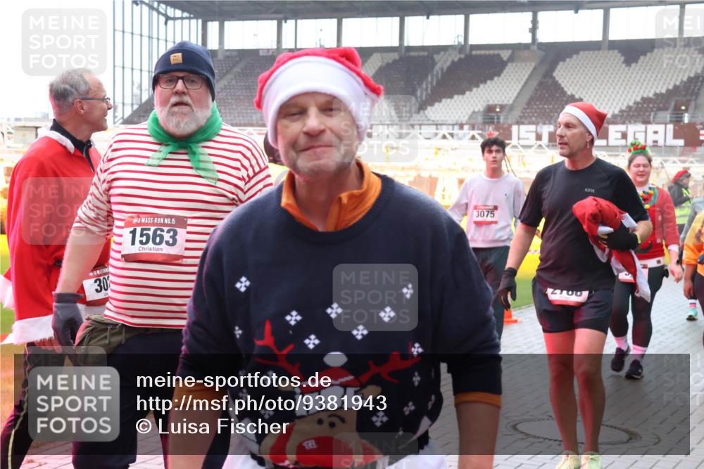 07.12.2025 - St. Pauli X-Mass-Run No. 15 Luisa Fischer http://msf.ph/oto/9381943 07.12.2025 11:20:29 Ziel 30, 15, 1563, 3075, 2100, 1336, 1343, 2217, 2577, 2578, 2581, 2771, 3075, 3157, 3160, 3170, 3324, 3822, 3823, 4637 meine-sportfotos.de