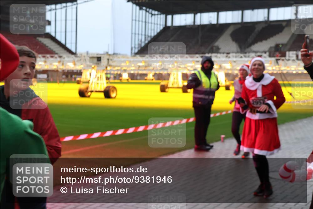 07.12.2025 - St. Pauli X-Mass-Run No. 15 Luisa Fischer http://msf.ph/oto/9381946 07.12.2025 10:47:33 Ziel 2957, 58, 60, 81, 231, 309, 522, 523, 821, 823, 824, 1171, 1359, 1362, 1747, 1750, 1819, 1847, 1848, 1863, 1872, 1875, 2115, 2200, 2488, 2683, 2684, 2957, 2989, 2993, 3029, 3123, 3344, 3360, 4593 meine-sportfotos.de