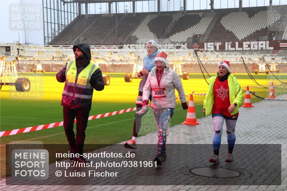 07.12.2025 - St. Pauli X-Mass-Run No. 15 Luisa Fischer http://msf.ph/oto/9381961 07.12.2025 10:12:03 Ziel 709, 906, 3085, 670, 1687, 1688, 1969, 2906, 2909, 3085, 3354, 3761, 3767, 3815, 3909, 3932, 3935, 4499, 4525, 4659, 4661, 4662 meine-sportfotos.de