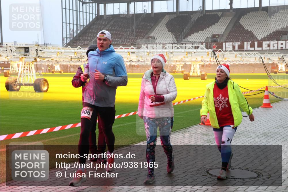07.12.2025 - St. Pauli X-Mass-Run No. 15 Luisa Fischer http://msf.ph/oto/9381965 07.12.2025 10:12:04 Ziel 906, 670, 1687, 1688, 1969, 2906, 2909, 3085, 3354, 3761, 3767, 3815, 3909, 3932, 3935, 4499, 4525, 4659, 4661, 4662 meine-sportfotos.de
