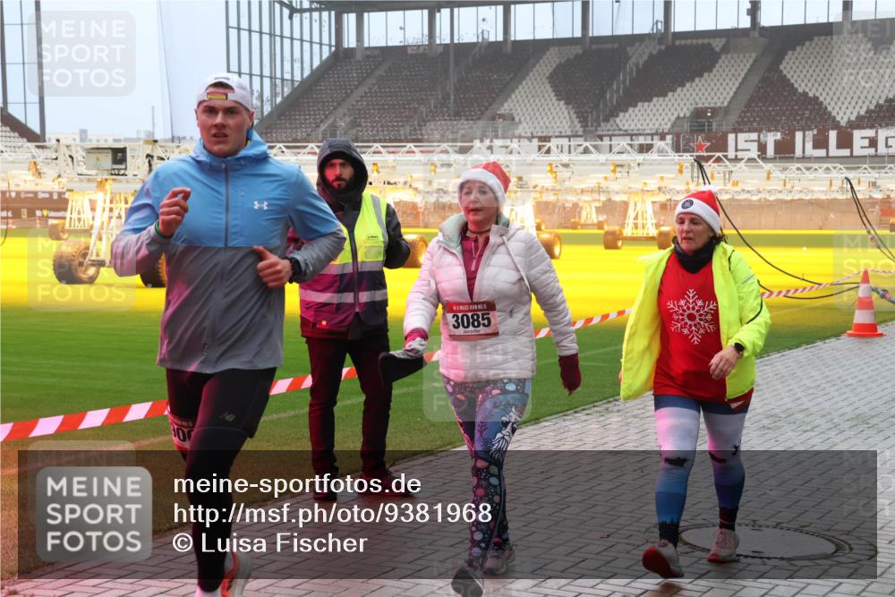 07.12.2025 - St. Pauli X-Mass-Run No. 15 Luisa Fischer http://msf.ph/oto/9381968 07.12.2025 10:12:04 Ziel 15, 3085, 670, 1687, 1688, 1969, 2906, 2909, 3085, 3354, 3761, 3767, 3815, 3909, 3932, 3935, 4499, 4525, 4659, 4661, 4662 meine-sportfotos.de