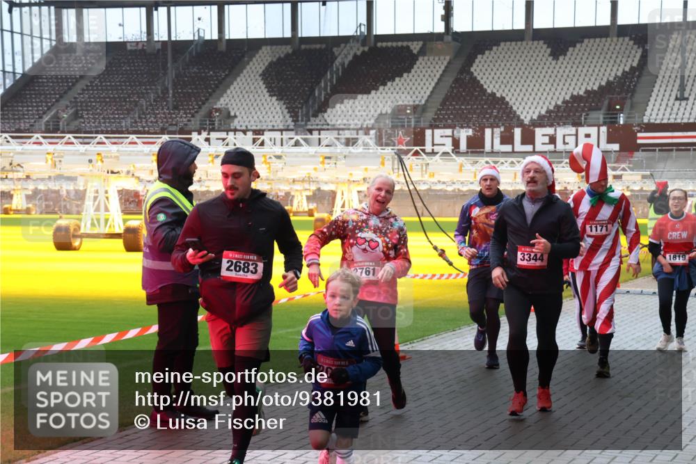 07.12.2025 - St. Pauli X-Mass-Run No. 15 Luisa Fischer http://msf.ph/oto/9381981 07.12.2025 10:47:41 Ziel 15, 2683, 20, 3344, 2761, 1171, 1819, 60, 78, 231, 309, 522, 523, 821, 823, 824, 1171, 1182, 1359, 1362, 1747, 1750, 1819, 1847, 1848, 1863, 1872, 1875, 2115, 2200, 2683, 2684, 2957, 3029, 3101, 3102, 3104, 3105, 3123, 3344, 3360, 4593, 4853, 4868, 4869 meine-sportfotos.de