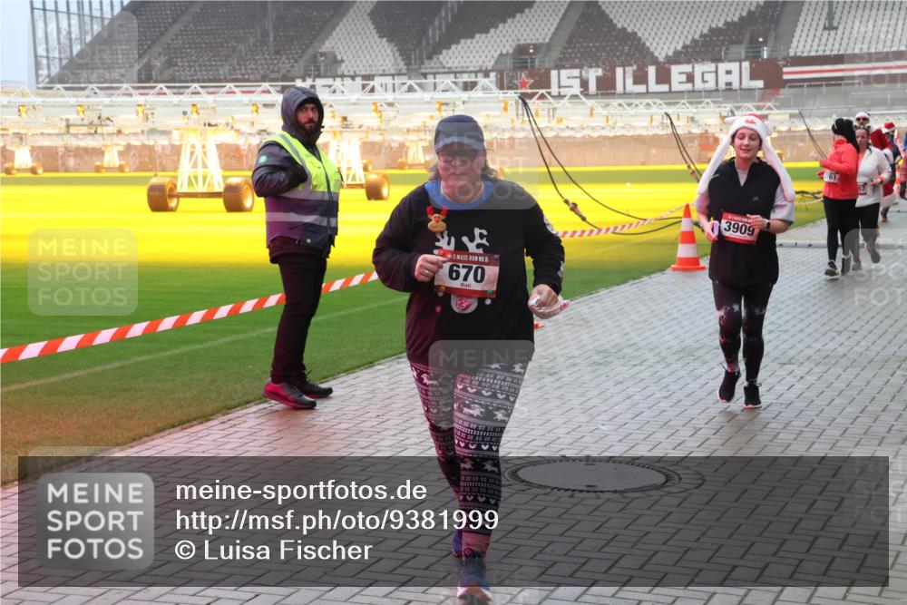 07.12.2025 - St. Pauli X-Mass-Run No. 15 Luisa Fischer http://msf.ph/oto/9381999 07.12.2025 10:12:17 Ziel 54, 15, 670, 3909, 1761, 670, 756, 1389, 1526, 1687, 1688, 1833, 2177, 2906, 2909, 3085, 3761, 3767, 3870, 3909, 3932, 3935, 4658, 4659, 4661, 4662 meine-sportfotos.de