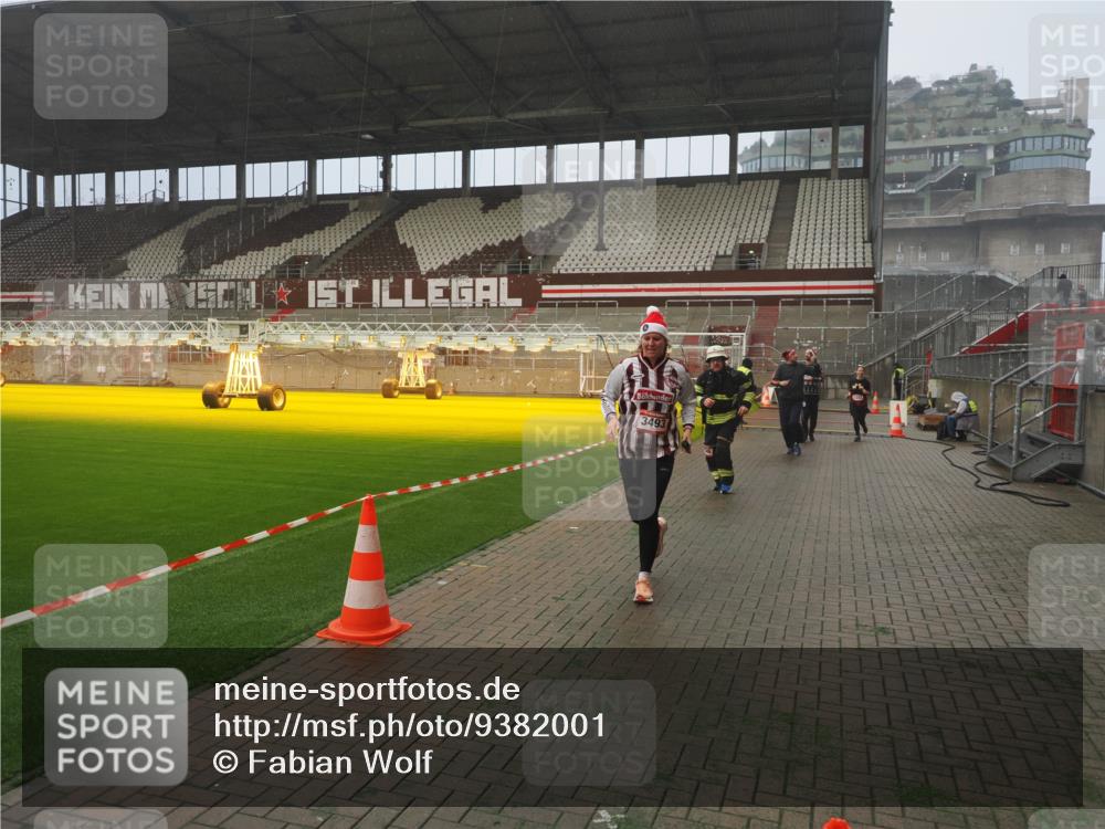 07.12.2025 - St. Pauli X-Mass-Run No. 15 Fabian Wolf http://msf.ph/oto/9382001 07.12.2025 10:09:24 Ziel 800, 881, 896, 899, 960, 1243, 1248, 1718, 3493, 3756, 4666 meine-sportfotos.de