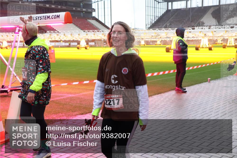 07.12.2025 - St. Pauli X-Mass-Run No. 15 Luisa Fischer http://msf.ph/oto/9382007 07.12.2025 11:20:40 Ziel 15, 2217, 1020, 1135, 1614, 2132, 2134, 2305, 2577, 2578, 2581, 2771, 3075, 3129, 3157, 3170, 3309, 3324, 3822, 3823, 4637 meine-sportfotos.de