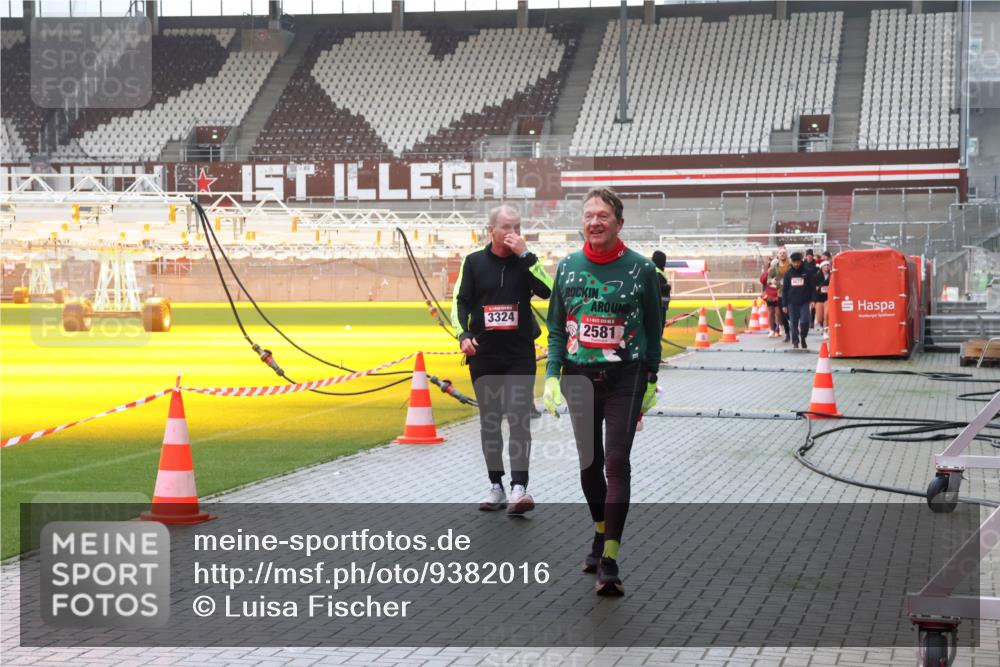07.12.2025 - St. Pauli X-Mass-Run No. 15 Luisa Fischer http://msf.ph/oto/9382016 07.12.2025 11:20:44 Ziel 3324, 2581, 1020, 1135, 1614, 2132, 2134, 2242, 2305, 2577, 2578, 2581, 2771, 3075, 3129, 3157, 3170, 3309, 3324, 4637 meine-sportfotos.de