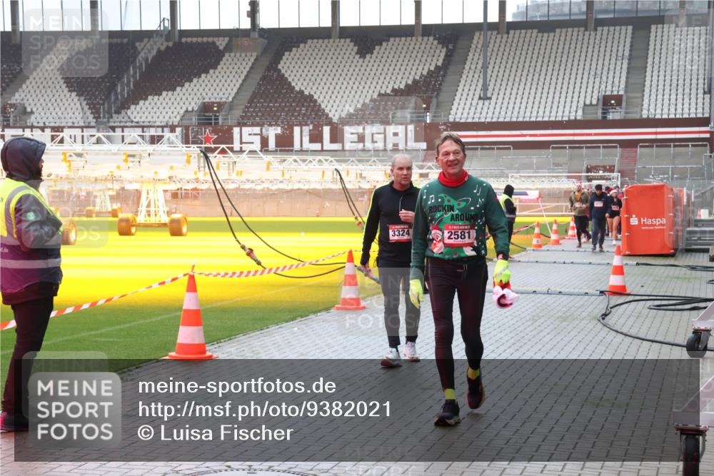 07.12.2025 - St. Pauli X-Mass-Run No. 15 Luisa Fischer http://msf.ph/oto/9382021 07.12.2025 11:20:45 Ziel 3324, 2581, 1020, 1135, 1614, 2132, 2134, 2242, 2305, 2577, 2578, 2581, 2771, 3075, 3129, 3157, 3170, 3309, 3324, 4637 meine-sportfotos.de