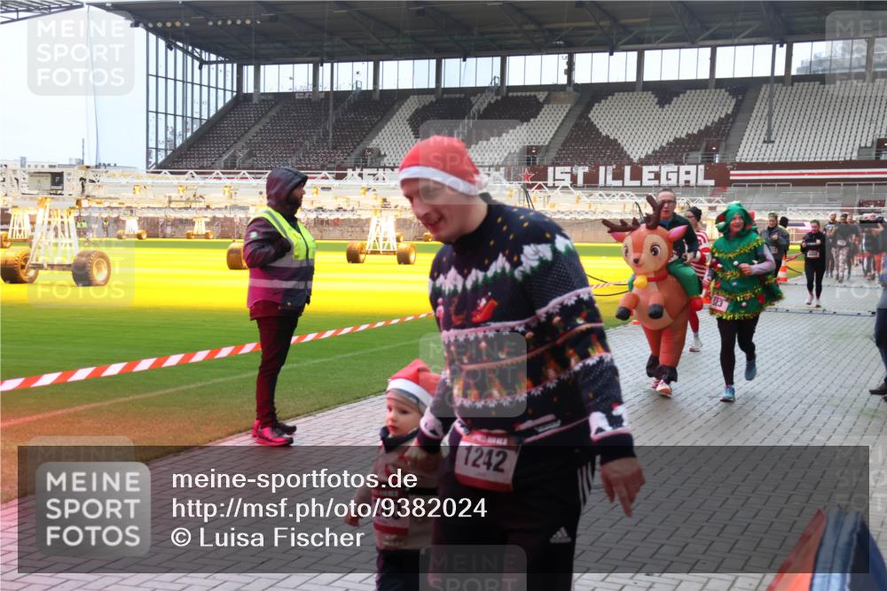 07.12.2025 - St. Pauli X-Mass-Run No. 15 Luisa Fischer http://msf.ph/oto/9382024 07.12.2025 10:47:47 Ziel 240, 1242, 60, 78, 231, 309, 522, 523, 821, 823, 824, 1171, 1182, 1359, 1362, 1747, 1750, 1819, 1847, 1848, 1863, 1872, 1875, 2115, 2200, 2490, 2566, 2683, 2684, 2690, 2957, 3029, 3101, 3102, 3104, 3105, 3123, 3344, 3360, 4615, 4618, 4853, 4868, 4869 meine-sportfotos.de