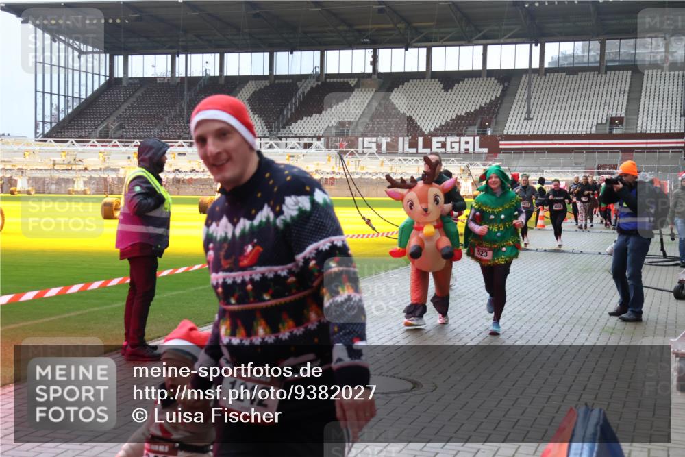 07.12.2025 - St. Pauli X-Mass-Run No. 15 Luisa Fischer http://msf.ph/oto/9382027 07.12.2025 10:47:48 Ziel 1, 1242, 523, 60, 78, 231, 309, 522, 523, 821, 823, 824, 1171, 1182, 1359, 1362, 1747, 1750, 1819, 1847, 1848, 1863, 1872, 1875, 2115, 2200, 2490, 2566, 2683, 2684, 2690, 2957, 3029, 3101, 3102, 3104, 3105, 3123, 3344, 3360, 4615, 4618, 4853, 4868, 4869 meine-sportfotos.de