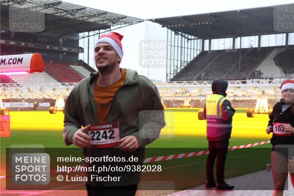 07.12.2025 - St. Pauli X-Mass-Run No. 15 Luisa Fischer http://msf.ph/oto/9382028 07.12.2025 11:20:59 Ziel 2242, 102, 540, 765, 1020, 1135, 1614, 2132, 2134, 2242, 2305, 2379, 2462, 2577, 2578, 2601, 3037, 3129, 3157, 3309, 4637 meine-sportfotos.de