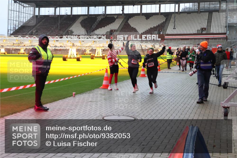 07.12.2025 - St. Pauli X-Mass-Run No. 15 Luisa Fischer http://msf.ph/oto/9382053 07.12.2025 10:47:52 Ziel 4853, 4868, 104, 60, 78, 231, 309, 522, 523, 1171, 1182, 1555, 1750, 1819, 1847, 1848, 1863, 2115, 2200, 2490, 2566, 2683, 2684, 2690, 2957, 3029, 3101, 3102, 3104, 3105, 3123, 3344, 3360, 4072, 4615, 4618, 4853, 4868, 4869 meine-sportfotos.de