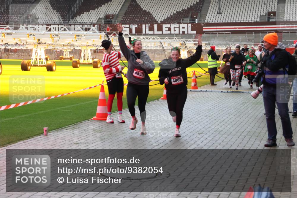07.12.2025 - St. Pauli X-Mass-Run No. 15 Luisa Fischer http://msf.ph/oto/9382054 07.12.2025 10:47:52 Ziel 4853, 4868, 310, 1182, 3104, 60, 78, 231, 309, 522, 523, 1171, 1182, 1555, 1750, 1819, 1847, 1848, 1863, 2115, 2200, 2490, 2566, 2683, 2684, 2690, 2957, 3029, 3101, 3102, 3104, 3105, 3123, 3344, 3360, 4072, 4615, 4618, 4853, 4868, 4869 meine-sportfotos.de
