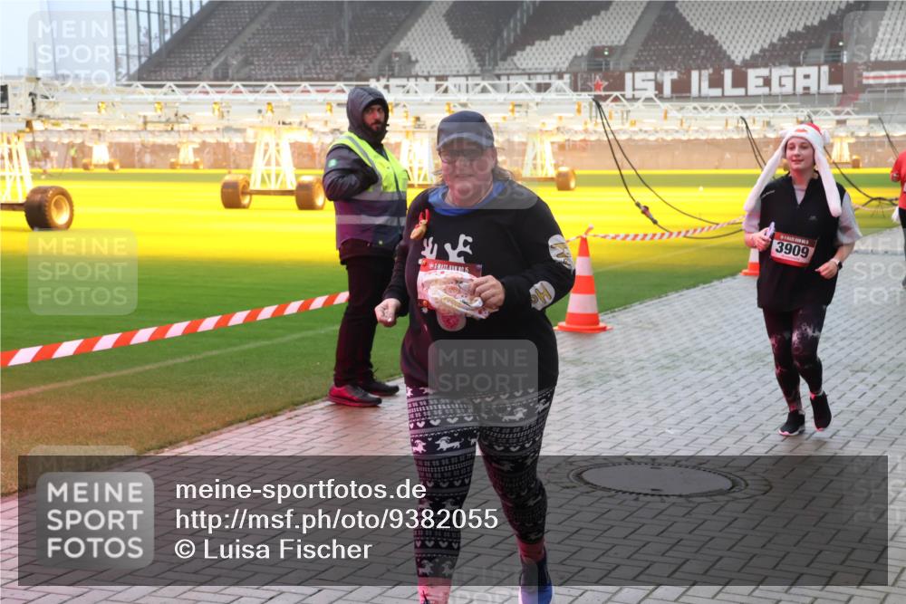 07.12.2025 - St. Pauli X-Mass-Run No. 15 Luisa Fischer http://msf.ph/oto/9382055 07.12.2025 10:12:17 Ziel 15, 3909, 670, 756, 1389, 1526, 1687, 1688, 1833, 2177, 2906, 2909, 3085, 3761, 3767, 3870, 3909, 3932, 3935, 4658, 4659, 4661, 4662 meine-sportfotos.de