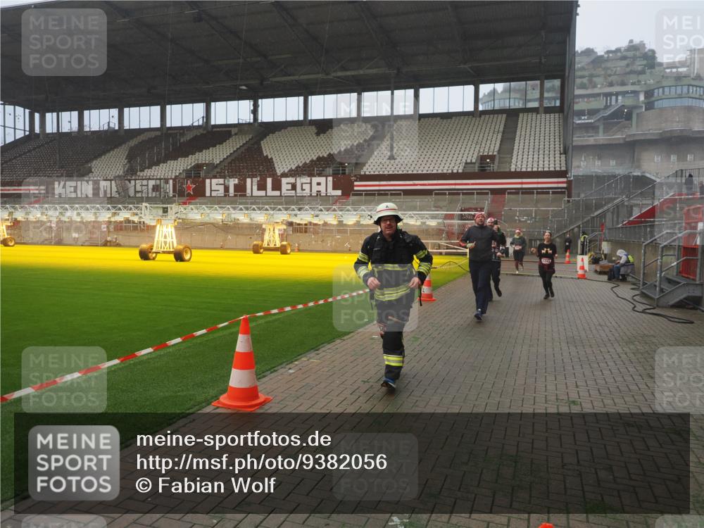 07.12.2025 - St. Pauli X-Mass-Run No. 15 Fabian Wolf http://msf.ph/oto/9382056 07.12.2025 10:09:26 Ziel 800, 881, 896, 899, 960, 1243, 1248, 1718, 3493, 3756 meine-sportfotos.de