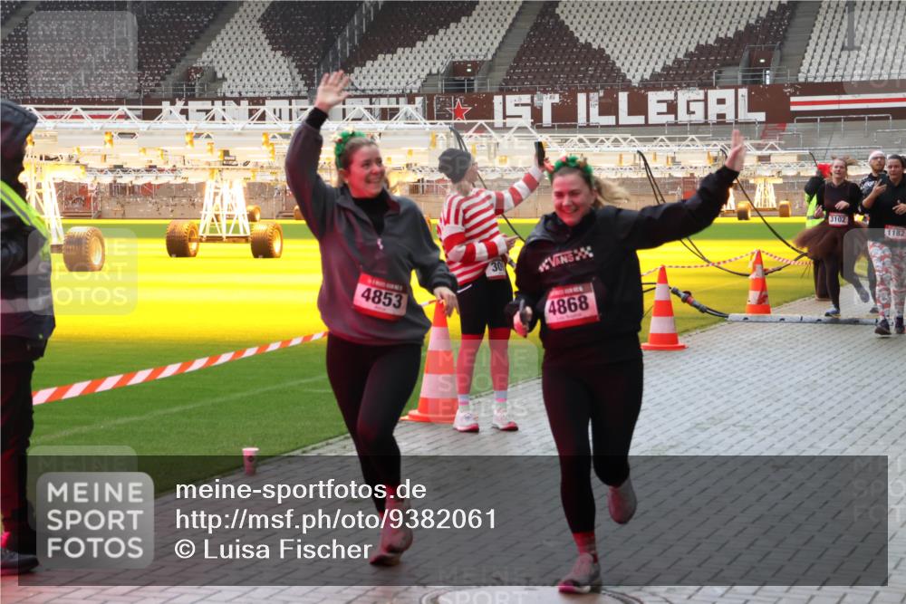 07.12.2025 - St. Pauli X-Mass-Run No. 15 Luisa Fischer http://msf.ph/oto/9382061 07.12.2025 10:47:53 Ziel 4853, 30, 4868, 3102, 1182, 60, 78, 231, 309, 522, 523, 1171, 1182, 1555, 1750, 1819, 1847, 1848, 1863, 2115, 2200, 2490, 2566, 2683, 2684, 2690, 2957, 3029, 3101, 3102, 3104, 3105, 3123, 3344, 3360, 4072, 4615, 4618, 4853, 4868, 4869 meine-sportfotos.de