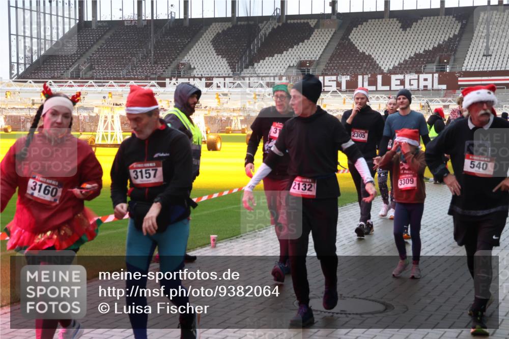 07.12.2025 - St. Pauli X-Mass-Run No. 15 Luisa Fischer http://msf.ph/oto/9382064 07.12.2025 11:21:20 Ziel 3160, 3157, 31, 2305, 2132, 3309, 540, 540, 765, 1020, 1135, 1614, 2132, 2134, 2242, 2305, 2375, 2376, 2379, 2462, 2601, 2854, 3037, 3135, 3220 meine-sportfotos.de