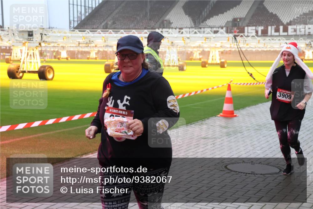 07.12.2025 - St. Pauli X-Mass-Run No. 15 Luisa Fischer http://msf.ph/oto/9382067 07.12.2025 10:12:18 Ziel 15, 3909, 670, 756, 1389, 1526, 1687, 1688, 1833, 2177, 2906, 2909, 3085, 3761, 3767, 3870, 3909, 3932, 3935, 4658, 4659, 4662 meine-sportfotos.de
